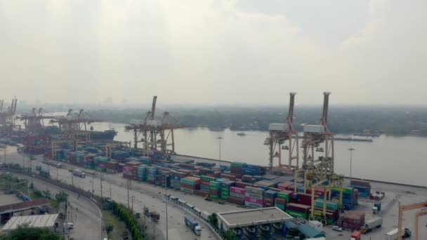 Lanzamiento de un dron de gran angular de un puerto de contenedores en el río Chao Phraya en Bangkok, Tailandia — Vídeos de Stock