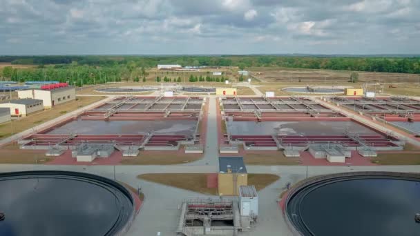 Güneşli bir günde su arıtma ve geliştirme tesisinin geniş açılı zaman aşımı — Stok video