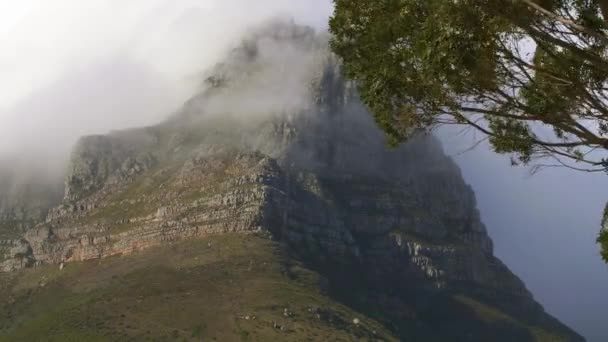 Cape Town, Güney Afrika 'da Lions Head' in bulutlarla kaplı yakın çekimi. — Stok video