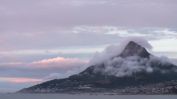 Um lapso de tempo de nuvens rolando para baixo Lions Head Mountain na Cidade do Cabo — Vídeo de Stock