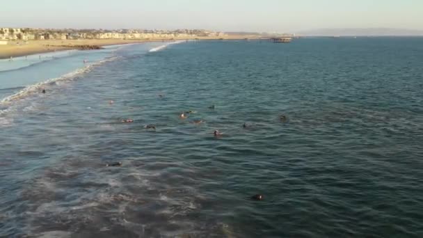 Aerial shot siguiendo surfistas en el mar — Vídeos de Stock