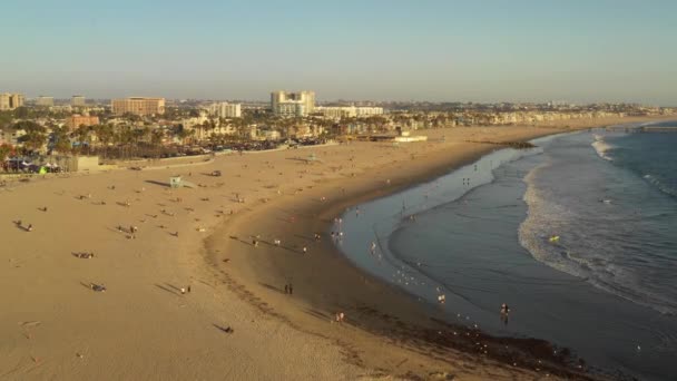 Flygfoto efter Venice Beach längs strandlinjen — Stockvideo