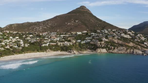 Foto aerea di Llandudno, Sud Africa, durante il giorno con Kleinleeu Koppie sullo sfondo — Video Stock