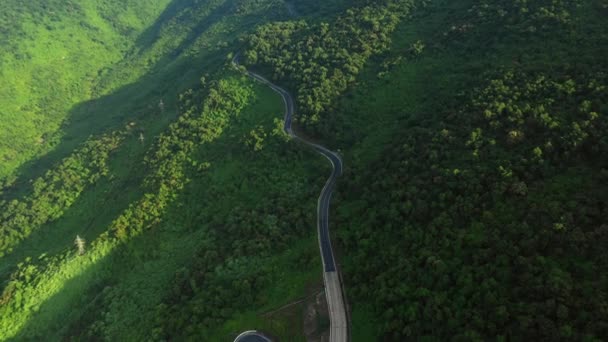 Fotografia aérea de uma estrada que atravessa florestas verdes na Montanha dos Macacos perto de Da Nang, Vietname — Vídeo de Stock