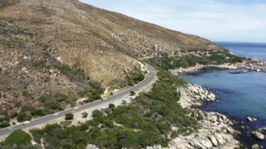 Victoria Yolu adında Cape Town yakınlarındaki bir sahil yolunun havadan görüntüsü.