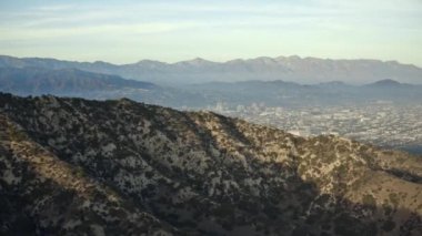 İnsansız hava aracı görüntüleri Los Angeles 'ın bir banliyösünü yavaşça gözler önüne seriyor.
