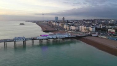 Gün batımında İngiltere 'nin Brighton İskelesi' ne yaklaşan İHA atışı.