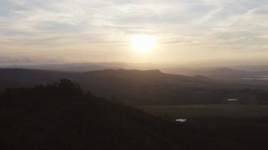 Güney Afrika kırsalında gün batımına doğru uçuyor.