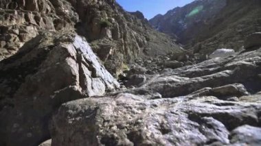 Fas 'ın Atlas Dağları' ndaki kayalık bir vadinin el kamerasıyla çekilmiş fotoğrafı.