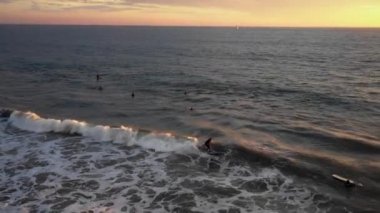 Denizde sörfçülerden sahile kadar çekimler.