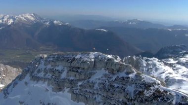 Alp Vadisi 'nde paraşütçüler