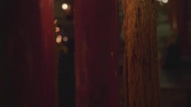 Bangkok, Çin Mahallesi 'ndeki bir tapınakta yanan dua mumlarının izini sürüyorum.