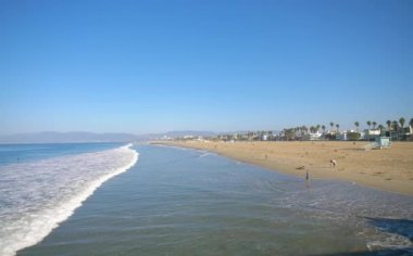 Los Angeles, Kaliforniya 'daki Venice Beach' te dalgalar kıyıya vuruyor.