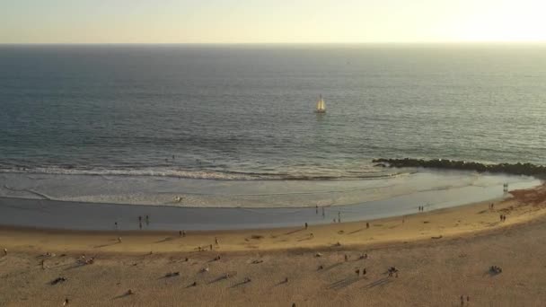 Luchtfoto van Venetië Beach naar een zeilboot op de oceaan — Stockvideo