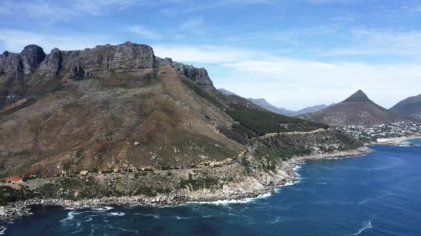 Vista aérea de una carretera costera de Ciudad del Cabo llamada Victoria Road — Vídeos de Stock