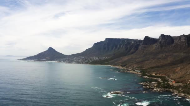 Vista aérea de la costa de Camps Bay, Sudáfrica — Vídeo de stock