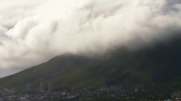 Közelről felhők gördülnek le egy hegyről Fokvárosban, Dél-Afrikában — Stock videók