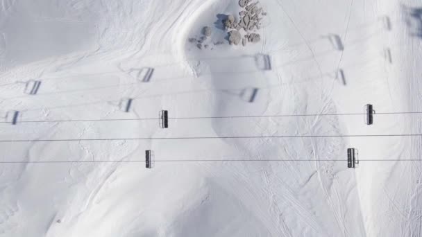 Abstieg über Skilift — Stockvideo