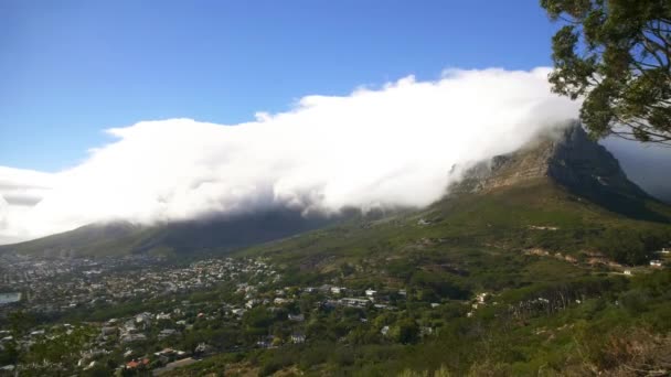Nuvens rolando para baixo Lions Head Mountain, Cidade do Cabo — Vídeo de Stock