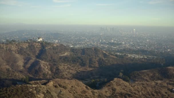 Imágenes de drones del Observatorio Griffith y la ciudad de Los Ángeles — Vídeos de Stock