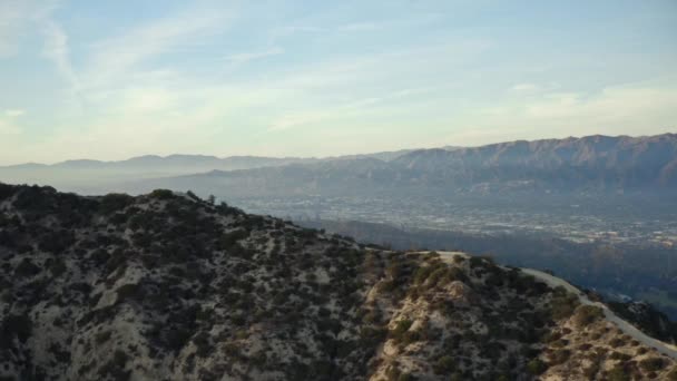 Κηφήνας πλάνα από τα βουνά San Gabriel με την πόλη του Burbank στο προσκήνιο — Αρχείο Βίντεο