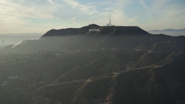 Drone beelden vliegen langzaam naar het Hollywood bord, La — Stockvideo