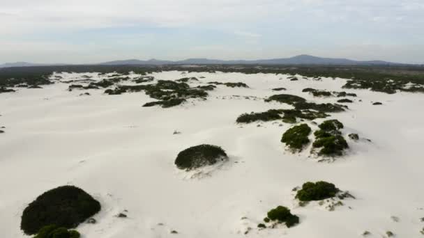 Flyger lågt över Atlantis Dunes i Sydafrika — Stockvideo