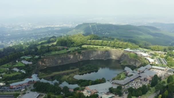 Volando sobre Hilton Quarry en KwaZulu-Natal, Sudáfrica — Vídeos de Stock