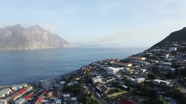 Voando sobre Hout Bay Town, que é um subúrbio da Cidade do Cabo na África do Sul — Vídeo de Stock