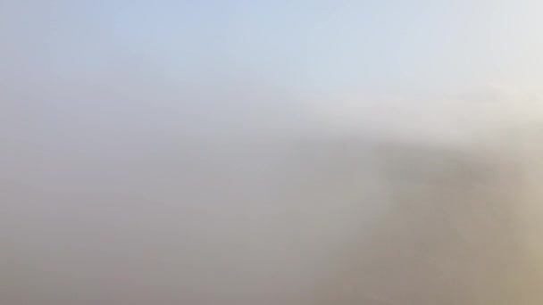 Voando através de nuvens e depois voando através de uma clareira no céu, na África do Sul — Vídeo de Stock