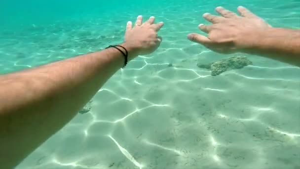 На кадрах GoPro POV мужчина плавает под водой — стоковое видео