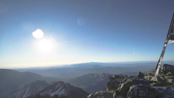 Handschwenkbild vom Gipfel des Berges Toubkal im Atlasgebirge, Marokko — Stockvideo