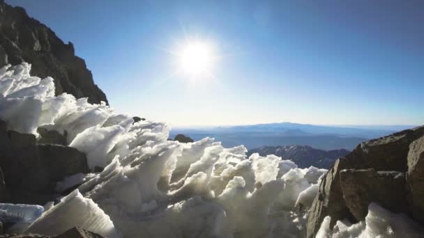 Captura manual de formaciones de hielo en las montañas del Atlas, mirando sobre la cordillera — Vídeo de stock