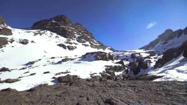 Ruční sledování záběru směrem k zasněžené rokli v pohoří Atlas, Maroko — Stock video