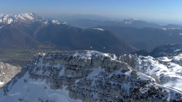Parapentes en Valle Alpino — Vídeo de stock