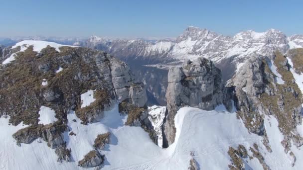 Stijgen over Mountaintop — Stockvideo