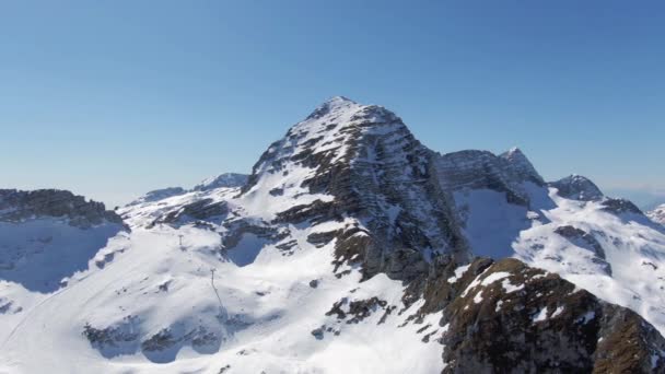 Горнолыжный спуск в Альпах — стоковое видео