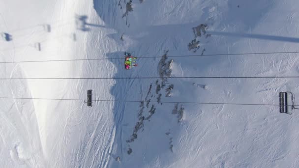 Esquiadores en un elevador Sk desde arriba — Vídeos de Stock