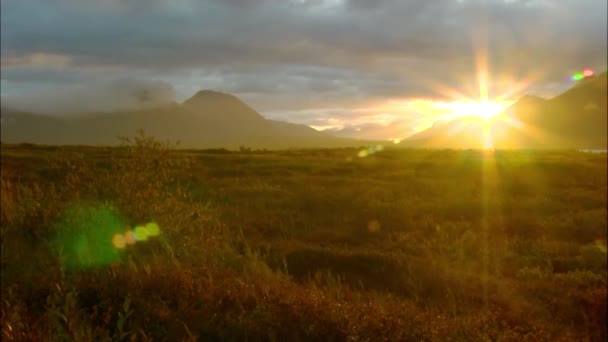 Static shot of the sunset though the mountains of an Alaskan valley — Stock Video