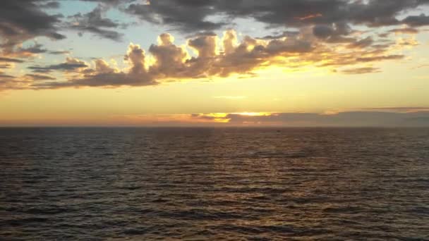 Sun setting on the ocean at Venice Beach, LA — Stock Video