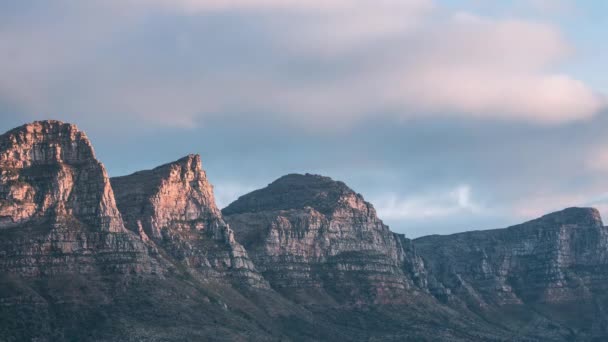 Временной промежуток облаков, проходящих над горами апостолов в Кэмпс-Бей, Южная Африка — стоковое видео