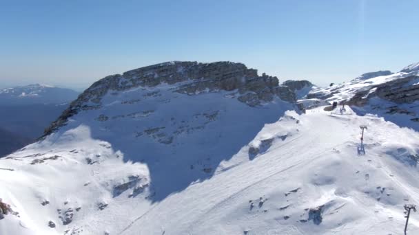 Topo da encosta de esqui alpino — Vídeo de Stock