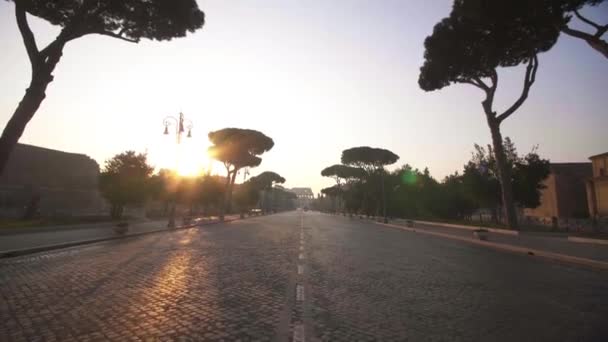 Seguindo em frente pela Via dei Fori Imperiali ao nascer do sol, Roma — Vídeo de Stock