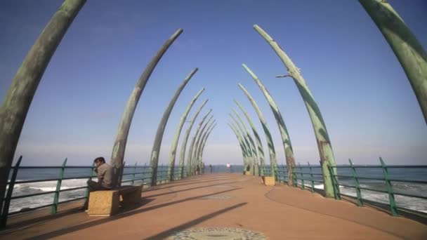 Spårar framåt ner Whalebone Pier, på kusten av Kwazulu-Natal, Sydafrika — Stockvideo