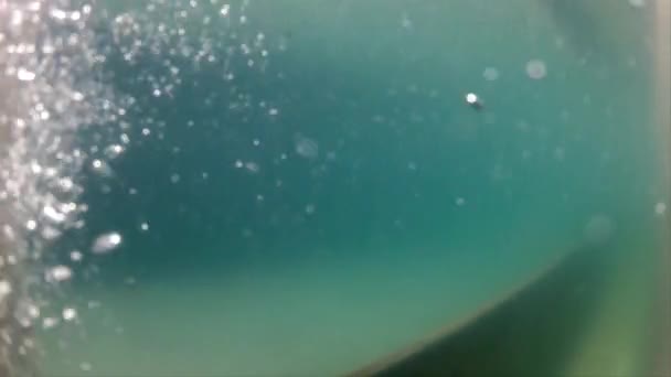 Undervattensbubblor i en behållare — Stockvideo
