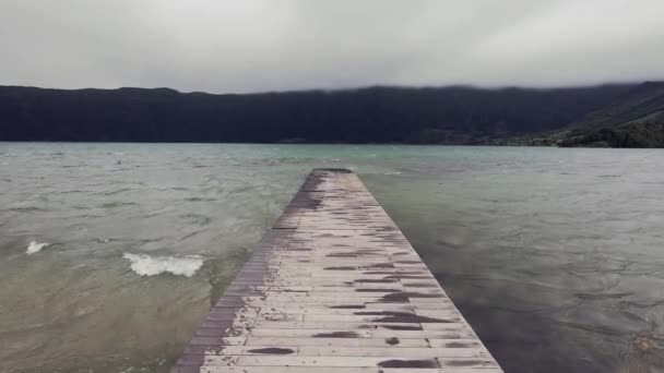 Caminhando ao longo de um cais em direcção a uma tempestade nos Açores, Portugal — Vídeo de Stock