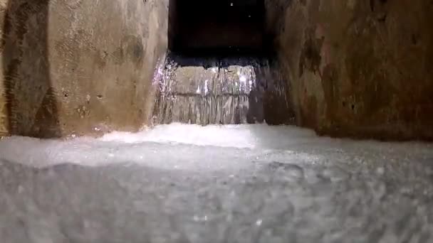 L'acqua che scorre attraverso una diga in un impianto di trattamento dell'acqua sommerge regolarmente la telecamera — Video Stock