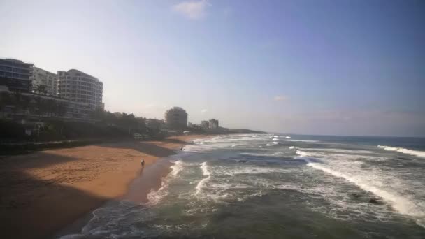 Bred bild av människor som går ner Umhlanga stenar stranden, en semesterort vid kusten i Kwazulu-Natal, Sydafrika — Stockvideo