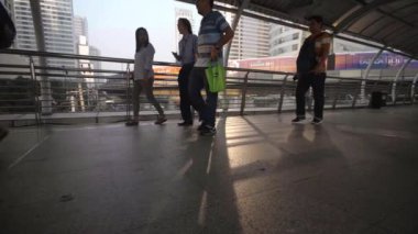 Tayland 'daki Bangkok Skywalk köprüsünde yayaların düşük seviye çekimi.
