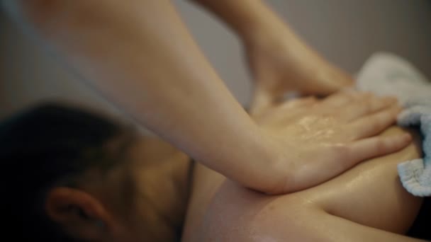 En närbild bild av en idrottsterapi massage — Stockvideo